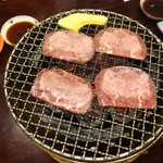 十々 - 塩タン焼いている