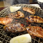 十々 - カルビ焼いている