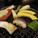 十々 - 野菜焼いている