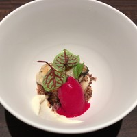 アコルドゥ - 牡蠣とビーツ 旨味と土、穏やかな酸味