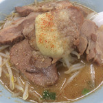 Kurumaya Ramen - 一番人気メニュー、味噌チャーシュー ニンニクマシ