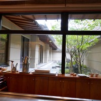 鉄板焼 七つ森 - 中庭が見えます