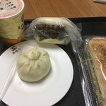 興隆居 - 湯包、蒸しパン、野菜を挟んだミルフィーユのようなパン、豆乳