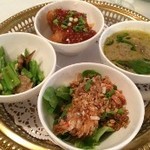 Than Ying - 牛肉入りのグリーンカレー、アスパラとキノコの炒め物、海老のニンニク胡椒揚げ、スズキの揚げ物