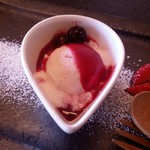 僧伽小野 一秀庵 - 苺ミルクのジェラート　あまおうベリーソース添え