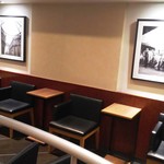 エクセルシオール カフェ - ―2016.12.30―
            店内２階の様子。
            ２階は喫煙所と禁煙席で区切られている。