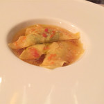 カーサ カルマ - ほうれん草トラグザーノチーズのラビオリ　昆布とあご出汁スープ