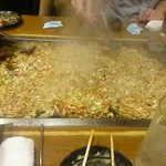 大木屋 - 鉄板一杯に流し込みます