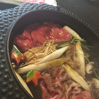 飛騨牛一頭家 馬喰一代 長良本家 - みんなで鍋ひとつ。場所がなくてちょっと大変