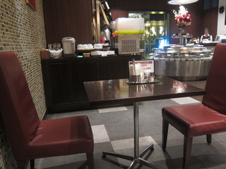 ブッフェ アンド カフェ ラ マレーア - 店内テーブル