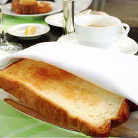 レストランアマデウス - ブレックファースト:シルバー皿に焼きたてのトーストをナプキンに包まれて持って来てくれます。
