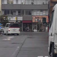 ダン ル シエル - 雨にむせぶ店舗。ぽつんとありました。