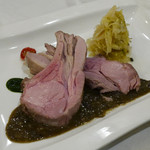 サラマンジェ ド イザシ ワキサカ - バスク産乳のみ仔豚のポシェ 黒オリーヴのソース