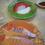 回転寿しトリトン - サーモンとマグロ