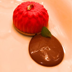 ガストロノミー ジョエル・ロブション - 2016 12  ダリア ライム風味のチーズケーキ ショコラのソース