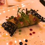 ガストロノミー ジョエル・ロブション - 2016 12 タラバガニとズワイガニ アボカドでカネロニ仕立てにし、柑橘系のスュックとバニラの香り