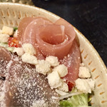 炭火焼鳥あずま - 生ハムのバラが咲いていた