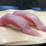 沼津魚がし鮨 - 地場金目鯛480円。