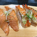 沼津魚がし鮨 - サーモン炙り320円、海老炙り300円。