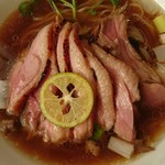 麺麓menroku - 鴨出汁そば大盛り880円チャーシュー６枚トッピング590円すだちを見てください。種を取り除く手間を惜しまない仕事してます。チャーシューも良い値段しますがそれの8倍は価値あります。死ぬほど旨い。