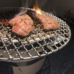 炭火焼肉 赤坂大関 - 牛タンファイヤー！