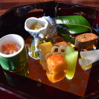 日本料理 桃山 - 1612 桃山 八寸 茶振り海鼠、紅白なま酢、いくら醤油漬け、厚焼き玉子、千枚蕪大徳寺納豆包み、子持鮎甘露煮、梅蓮根酢取り、あん肝油煮、車海老サフラン寄