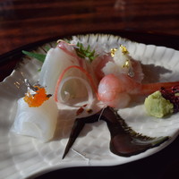 日本料理 桃山 - 1612 桃山 ●お造り
                      旬に美味きもの、あしらい色々
                      (烏賊、海老、鯛、鮪)