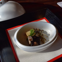 日本料理 桃山 - 1612 桃山 向い(正月らしく鶴の器)
                   ・田づくり
                   ・黒豆寄せ
                   ・叩き山牛蒡