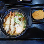 ゆで太郎 - 鍋焼きうどん　￥580-　無料のトッピングはコロッケ