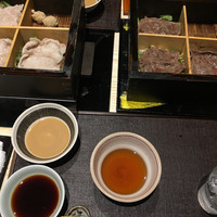 瓢嘻 六本木店 - 蒸ししゃぶ食べ比べ(左が白金豚、右が近江牛)
