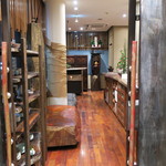 傳 - 河井寛次郎の民藝も連想させる独特の店装2