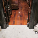 傳 - 河井寛次郎の民藝も連想させる独特の店装1