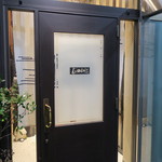 傳 - 前店のル・ゴロワのサインを敢えて残した入口扉