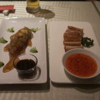 涵梅舫 銀座店 - 春魚肉皮凍（魚を象った煮凝り）と烤猪腩（皮付き豚バラ肉焼き）