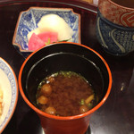 日本料理 とくを - 漬物となめこの赤出汁も秀逸。