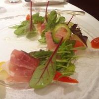 代官山ASO チェレステ 日本橋店 - 選べる前菜：イタリア産プロシュートと季節野菜のサラダ
