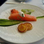 レストラン タテル ヨシノ 銀座 - 軽くスモークしたサーモンミーキュイ　ステラマリス風