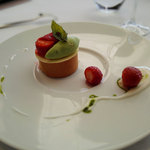 レストラン タテル ヨシノ 銀座 - 白バルサミコヴィネガーでマリネしたイチゴのタルト　バジルアイスクリーム添え