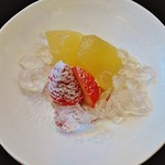 味 ふくしま - 『ラフランスと苺』!! 氷が添えられて、良く冷えており…軟らかくて甘～い洋ナシと粉糖がかかった甘酸っぱいイチゴ～♪(^o^)丿