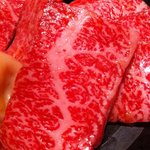 Nurubon Gaden - 赤いお肉。カルビかロースか分からないけど、柔らかくておいしいです♪