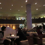 Lobby Lounge  - この写真の奥に見える2層目がクラブラウンジですが、眺めはこっちのほうがいい。