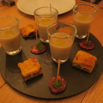 エスタシオン - エンパナーダ(ツナと野菜とレーズンのパイ)と菊芋のスープ、鹿のサラミ