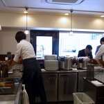 白銀亭 - 店内の雰囲気です。 一番奥の席から入口方面を撮っています。 店内はカウンター席のみです。 厨房を取り囲むようにして配置されています。 店内は清潔で綺麗に掃除されているっていう印象です。