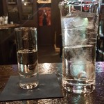 BAR ACQUA CITY - ズブロッカ６００円税込み左。右はチェイサー