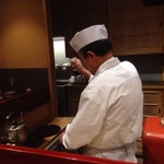 草喰 なかひがし - 2016年11月　コーヒーを注ぐ中東さん