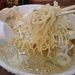 らーめん弁慶 - 中太の縮れ麺（らーめん）