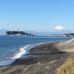 Habuka Gyuu Niku Ten - 稲村ケ崎から江ノ島と富士山を望む