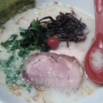 麺処 誠信 - 何度目かの訪問で出た鶏塩白湯ラーメン。最初に撮った特製との違いはあれど、あきらかに仕事が雑に。梅干しなんて不要。