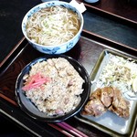 朝日屋 - お醤油赤飯とそばのセット。お腹いっぱいです。