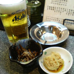 居酒屋王国 本店 - カウンター席に陣取りました。小鉢は、椎茸の煮物と魚真子の煮物です。味付けは甘辛い九州仕様です。